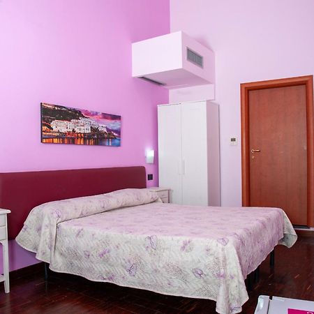 Palazzo Carafa Della Spina Room And Apartment Наполи Екстериор снимка