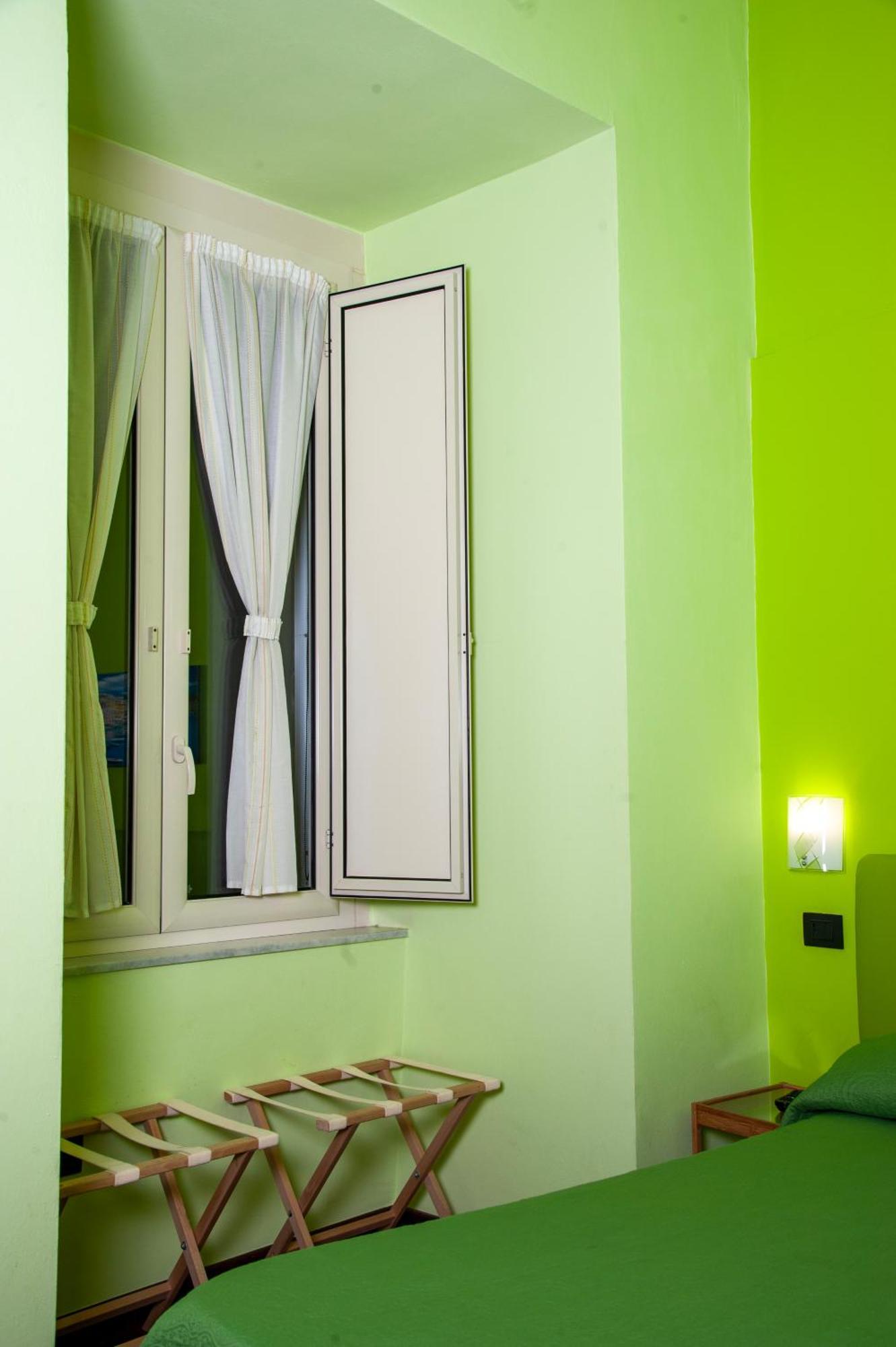 Palazzo Carafa Della Spina Room And Apartment Наполи Екстериор снимка