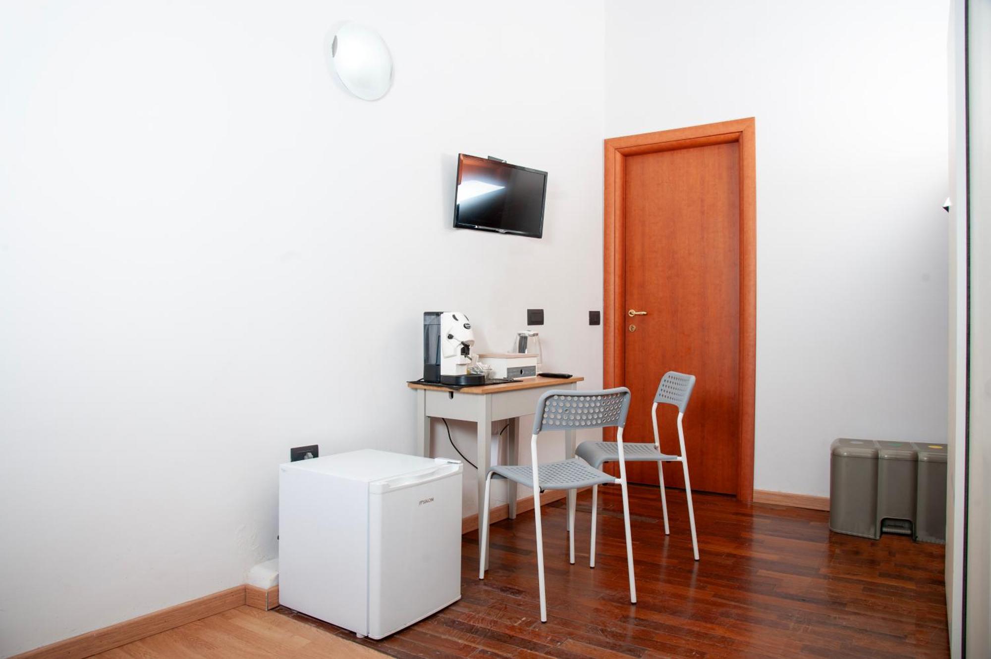 Palazzo Carafa Della Spina Room And Apartment Наполи Екстериор снимка