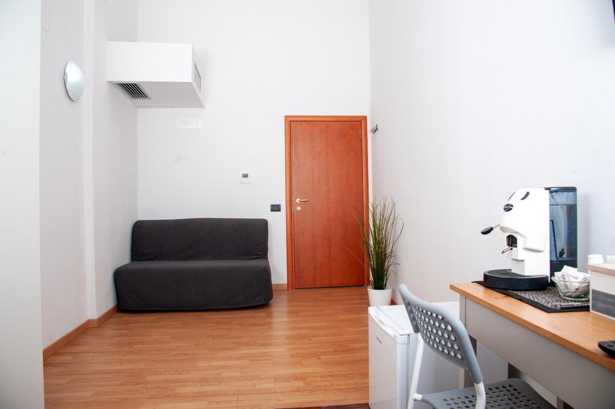 Palazzo Carafa Della Spina Room And Apartment Наполи Екстериор снимка