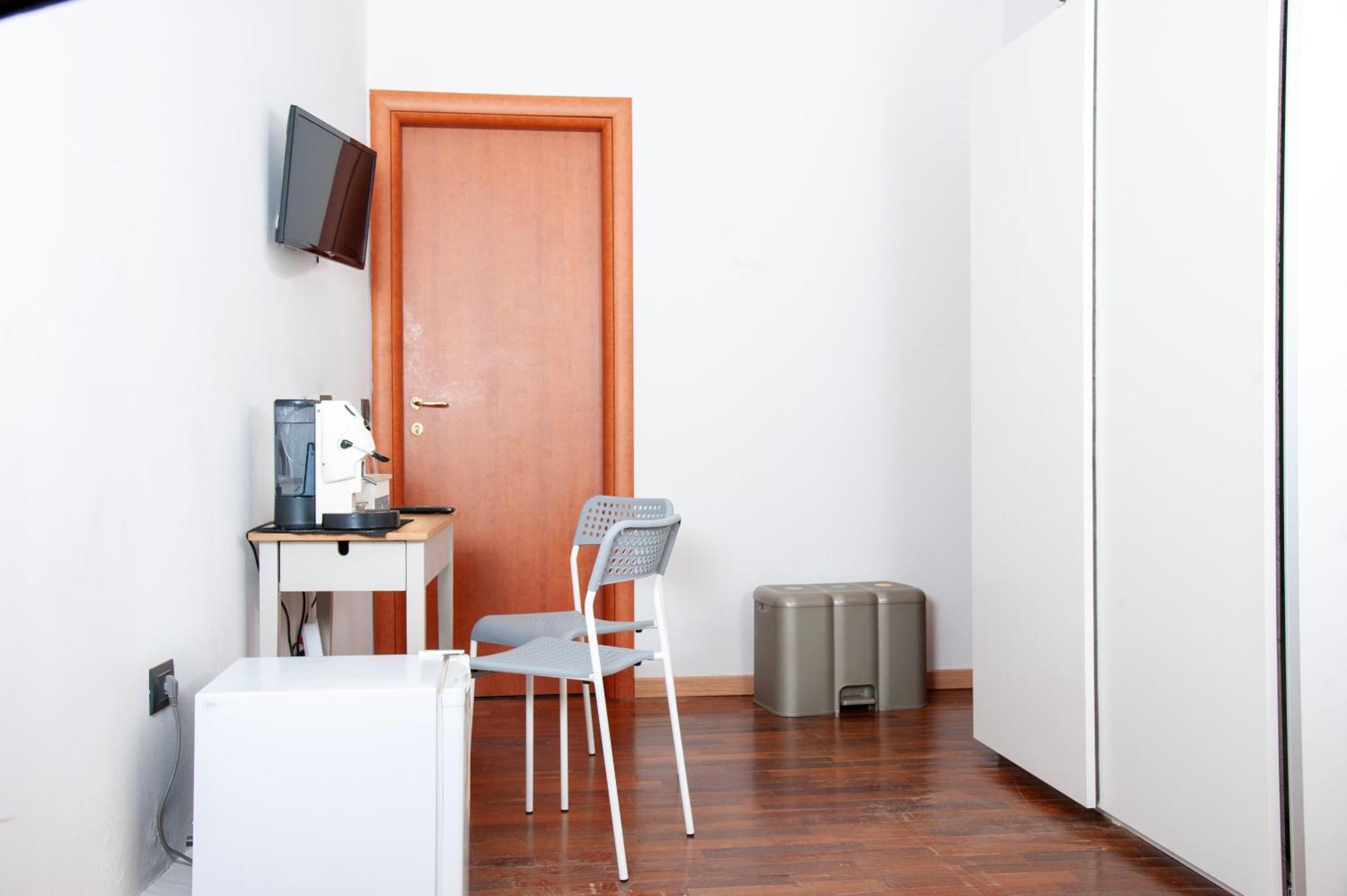 Palazzo Carafa Della Spina Room And Apartment Наполи Екстериор снимка