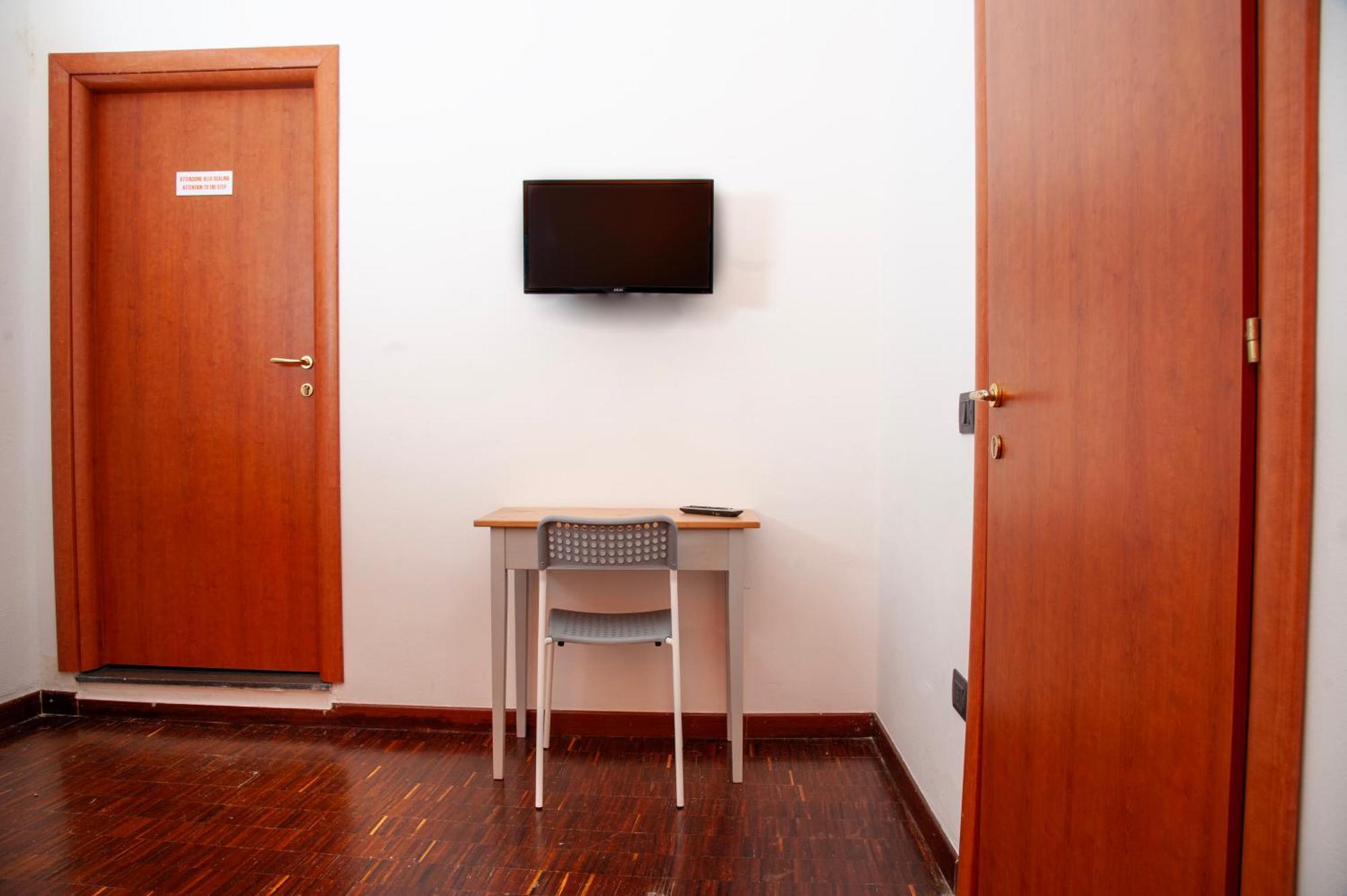 Palazzo Carafa Della Spina Room And Apartment Наполи Екстериор снимка