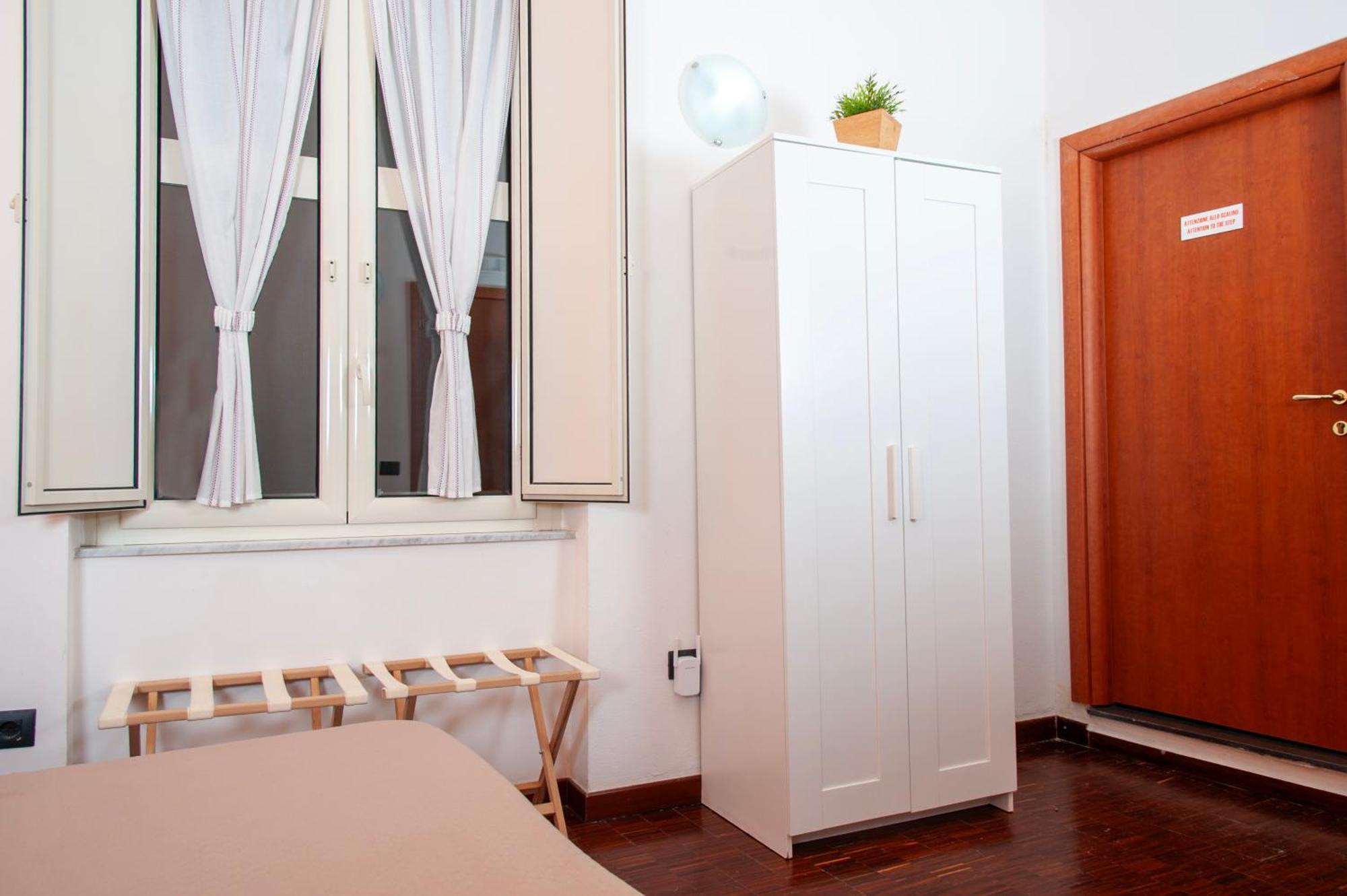 Palazzo Carafa Della Spina Room And Apartment Наполи Екстериор снимка