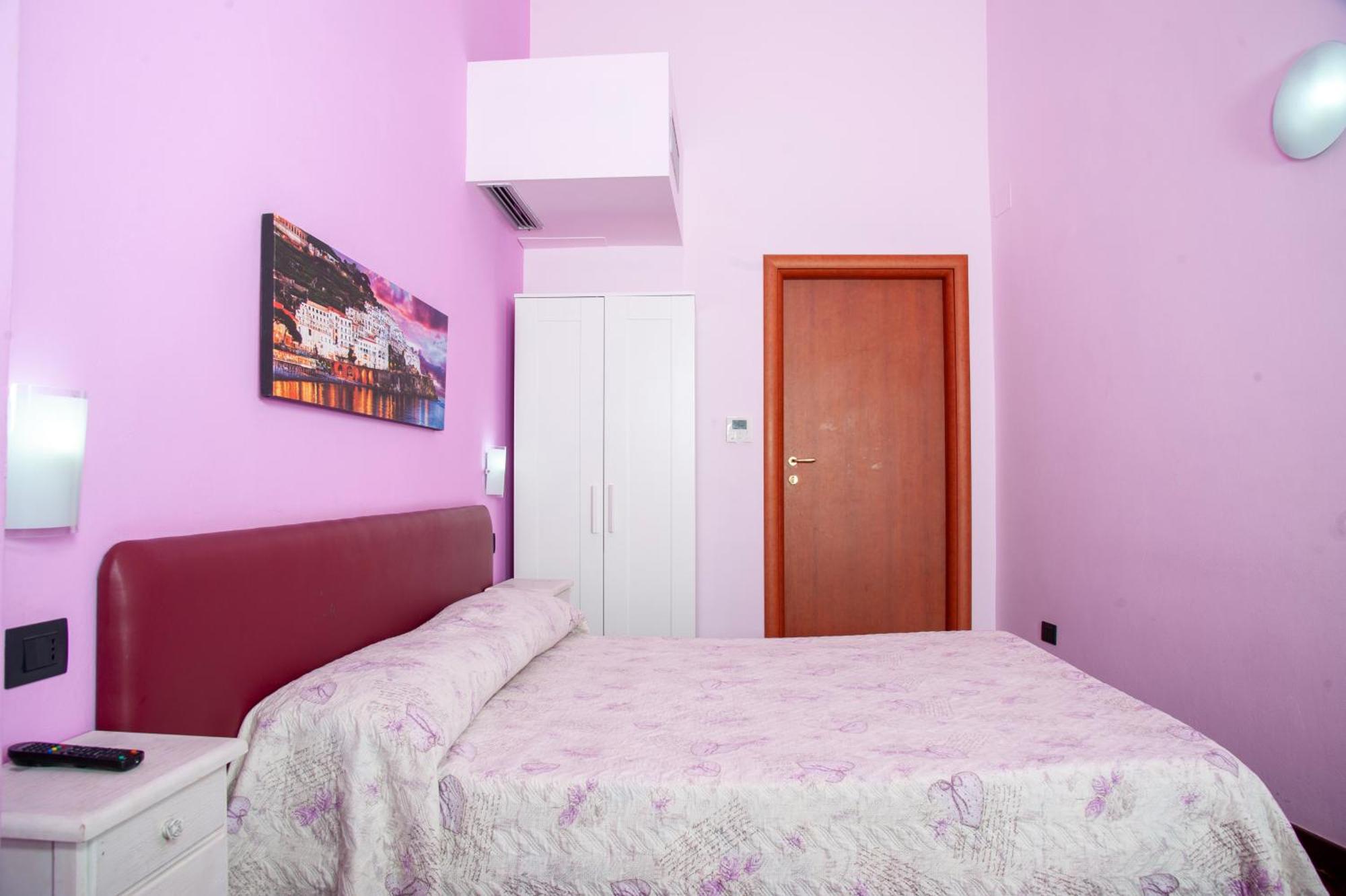 Palazzo Carafa Della Spina Room And Apartment Наполи Екстериор снимка