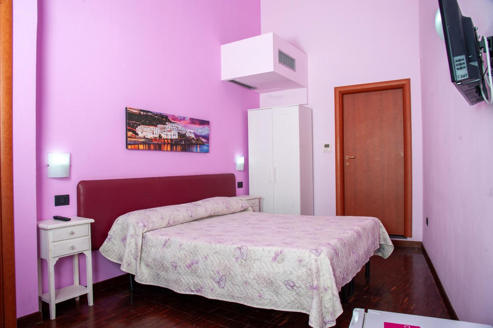 Palazzo Carafa Della Spina Room And Apartment Наполи Екстериор снимка
