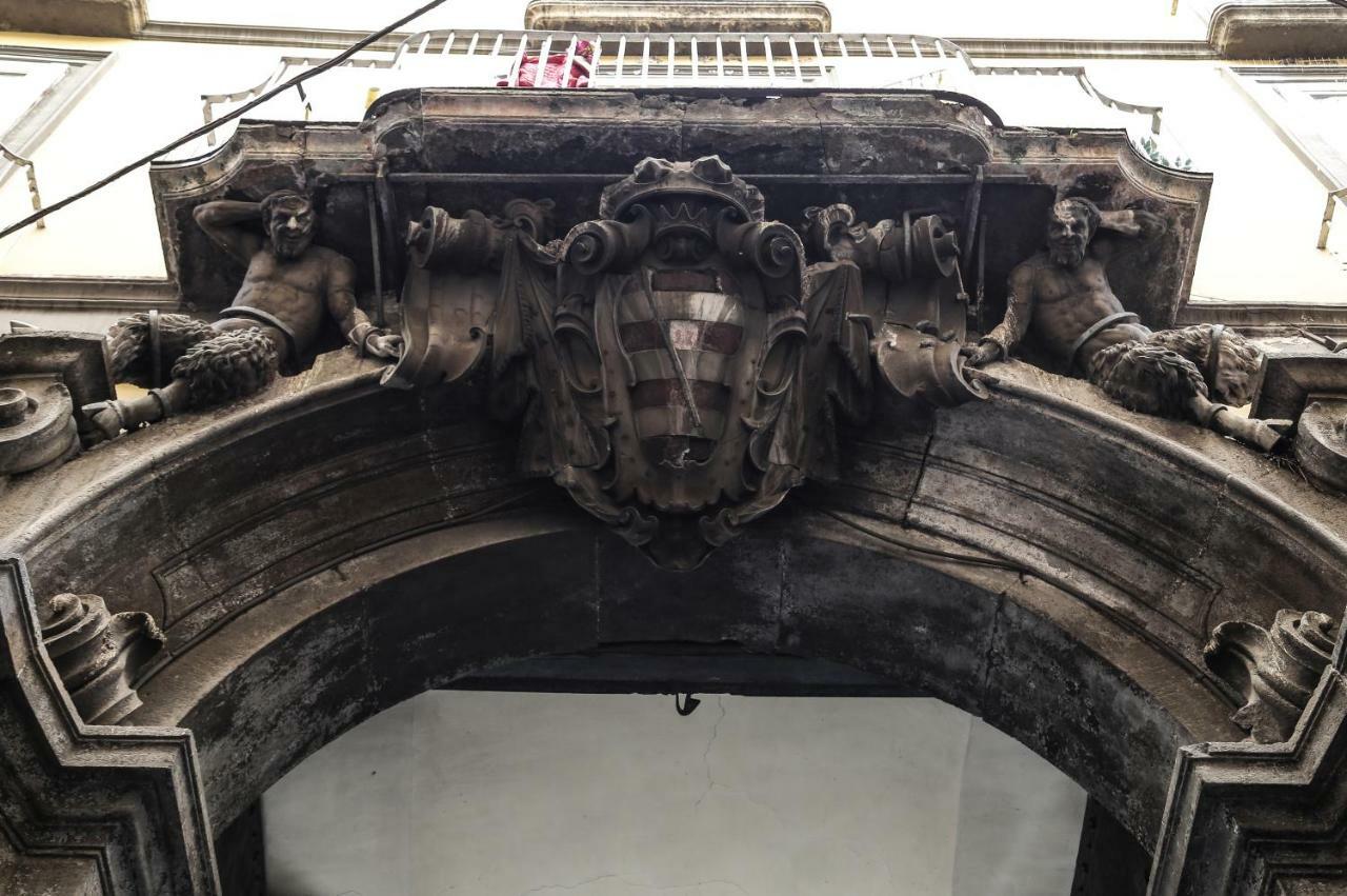Palazzo Carafa Della Spina Room And Apartment Наполи Екстериор снимка