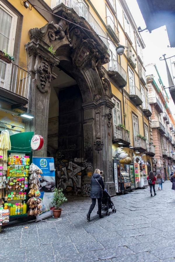 Palazzo Carafa Della Spina Room And Apartment Наполи Екстериор снимка