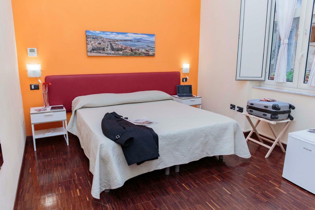 Palazzo Carafa Della Spina Room And Apartment Наполи Екстериор снимка