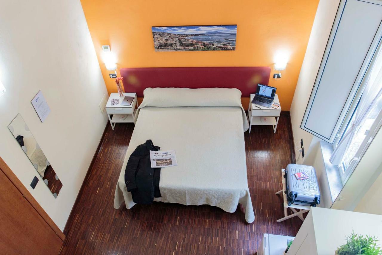 Palazzo Carafa Della Spina Room And Apartment Наполи Екстериор снимка