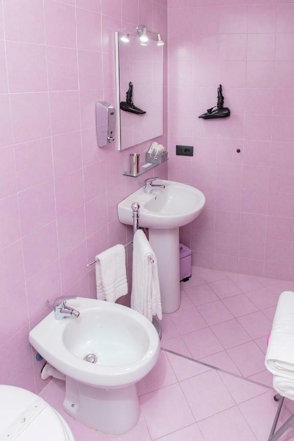 Palazzo Carafa Della Spina Room And Apartment Наполи Екстериор снимка