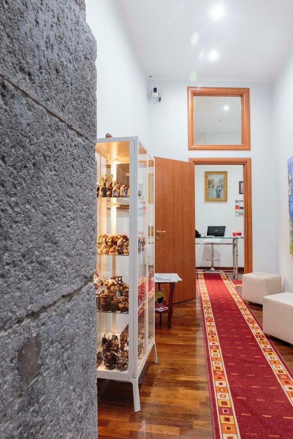 Palazzo Carafa Della Spina Room And Apartment Наполи Екстериор снимка