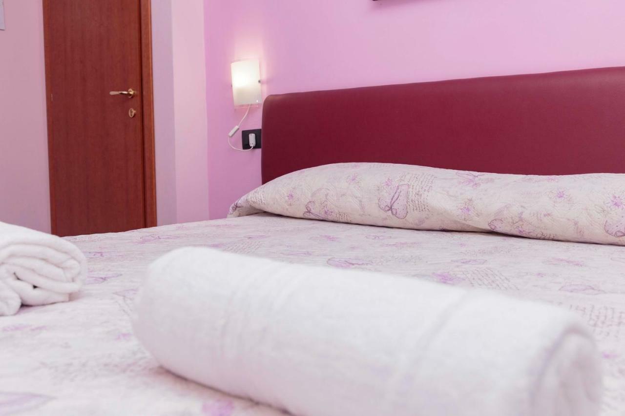 Palazzo Carafa Della Spina Room And Apartment Наполи Екстериор снимка
