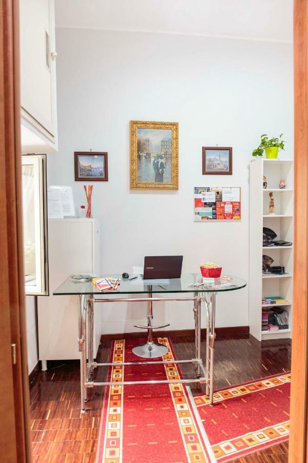 Palazzo Carafa Della Spina Room And Apartment Наполи Екстериор снимка